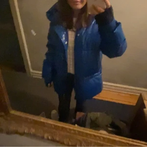 Blå pufferjacka - Lägger upp på nytt 💕Säljer en snygg blå pufferjacka som är perfekt för vintern. Från J Lindeberg men köpt på plick