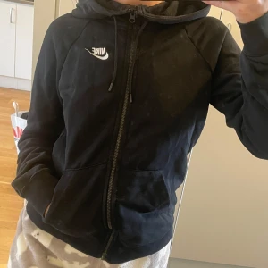 Nike hoodie - Svart Nike hoodie i storlek XS. 