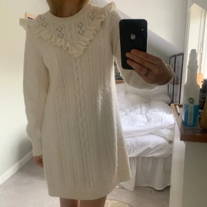 & other stories stickad klänning  - Stickad klänning från & other stories strl s! Perfekt till hösten och till jul! Lite nopprig men inget som märks