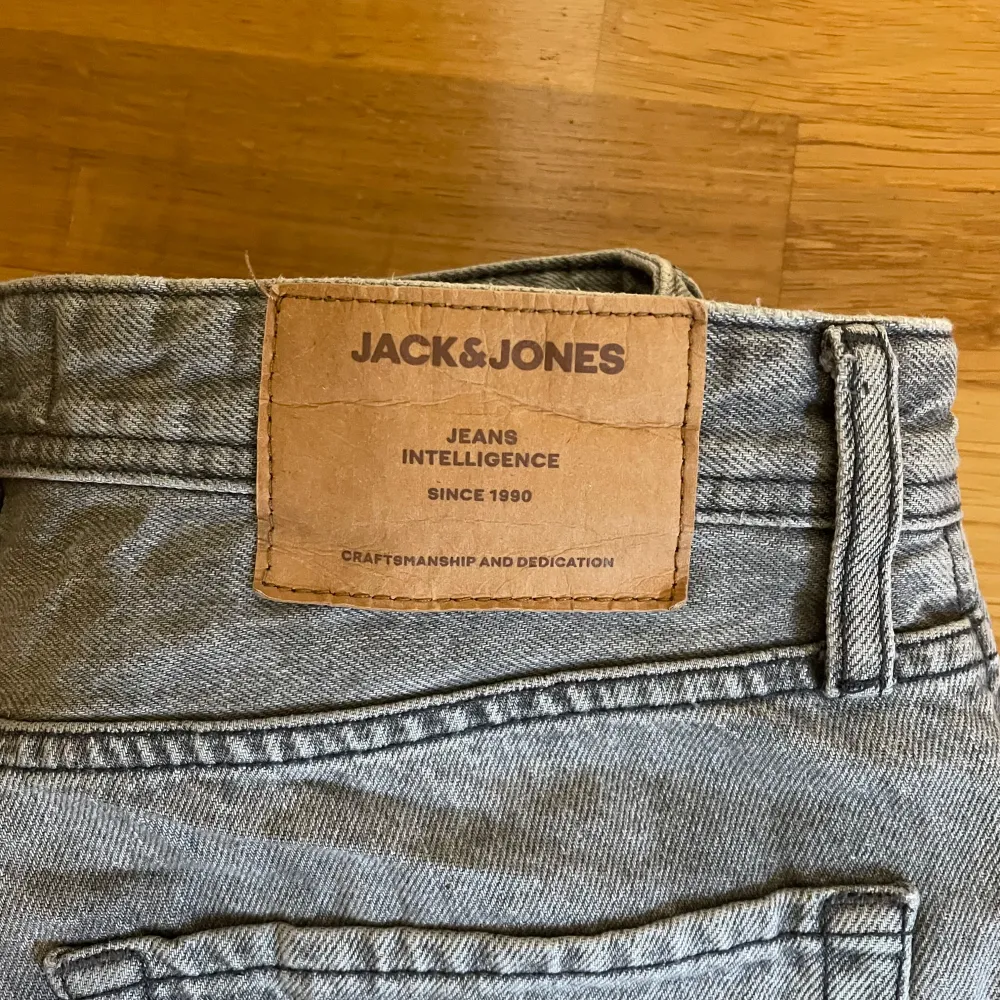 Gråa jeans från Jack&Jones i storlek 29/30. Lite loose fit, straight leg. Jeans & Byxor.