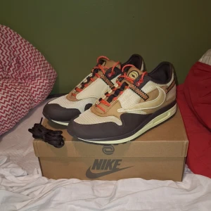 Travis Scott Air Max 1 - Storlek 45, Travis Scott Air Max 1's Låda och ett par bruna skosnören ingår :) Har kvitto kvar om det behövs annars är det bara att fråga på.