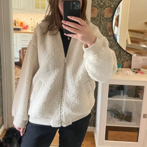 Helt ny fluff jacka från Lindex! - Köpt för 2 veckor sedan men har ångrat mig och har inget kvitto kvar. 🩷nypris 600kr mitt pris 550kr
