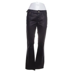 ”skinn-imitation” jeans - jeans med lite glansigt material, köpare står för frakt🫶🏻