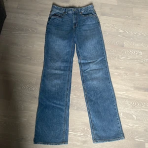 Byxor  - Ett par mörkblåa jeans, medelhög midja. Aldrig använda. I stolek 32 (xs). Skriv för mer information 