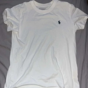 Polo T-shirt  - Storlek S. Använd några gånger. Säljer för att den är för liten. Mycket bra skick 