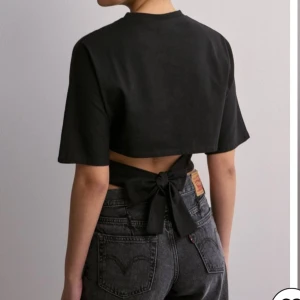 T-shirt med rosett  - Jättefin, kan knytas bak och fram. Bra skick💓