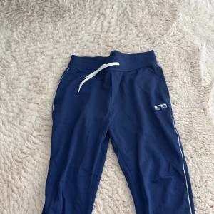 Boss Mjukisbyxor - Hugo Boss mjukisbyxor. 