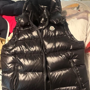 Moncler väst  - Bra skick  Storlek 3  Pris kan diskuteras 
