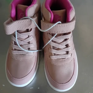 Höst sneakers  - Höst sneakers helt nya med lapparna kvar glittriga skosnören 