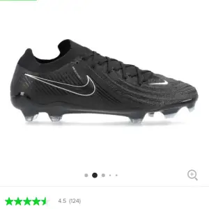 Jag säljer dessa Nike Phantom GX ll elite FG, i shadow-svart. Jag säljer skorna som är i nyskick och använd endast en gång, påse tillkommer även till skorna.