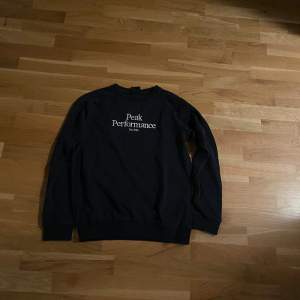 Mörkblå peak performance sweatshirt i strl 170, bra skick 