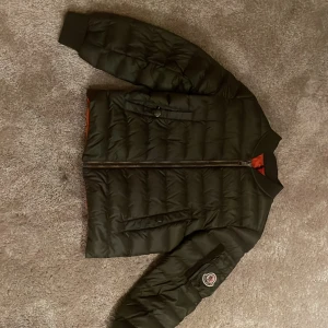 Moncler jacka  - Hej nu säljer jag min unika Moncler jacka. Som är i storlek 8år/130cm  Funkar även på 9 åringar priset är ej hugget i en Sten skriv vid fundering  priset kan diskuteras vid snabb affär 👍✌🏼💕