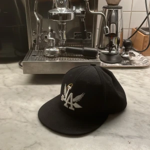 LA keps - Säljer en väldigt snygg keps som är till salu! Köpte den i usa nör jag var där för några år sedan! Har inte använt mycket alls! Köpte den för 850kr men säljer för 399 för att den är några år gammal.