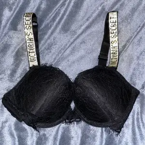 Säljer en helt oanvänd Victoria’s secret push-up bh då den inte kommer till användning. Det är endast testad! Kom privat för fler bilder/frågor ❤️