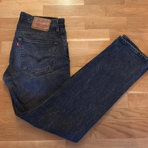 Levis jeans  - Säljer nu mina gråa Levis jeans Modell 501 storlek W31 L32  Säljer pågrund av att jag inte använder dom längre Mitt pris 650 priset går att diskutera efter som att dom är använda