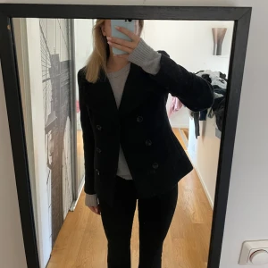 Svart skepparkavaj - Säljer denna snygga marinblå kappa i stl S. Den har en normal passform, vilket gör den lätt att matcha med olika outfits!🫶🏼