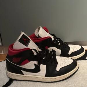 Jordans red and white limited edition  - Jordans i fint skick+ creesskydd