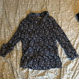 Dressmann skjorta - Köpte denna skjorta i present, då den inte riktigt var min i rätt storlek så är den endast testad  Då jag varken har kvitto eller prislapp på så har jag inte kunnat lämna tillbaka den. Därför försöker jag här istället   Nypris 499kr