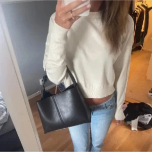 Stickad tröja ⭐️ - Helt ny med prislapp ifrån Only. Aldrig använd. Väldigt skön och bra kvalitet på materialet. Den är liten i storleken så passar en XS-M!⭐️Nypris 299kr