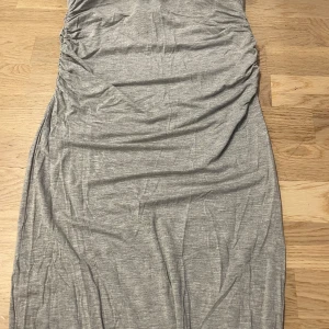 Lång Kjol  - Jätte fin snygg lång grå kjol passar perfekt i höst och vår sommar otroligt fin. 