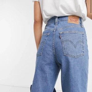 Levis high waisted jeans - Fina levis jeans i Mycket bra skick, använda fåtal gånger. Skicka meddelande om du vill ha fler bilder.