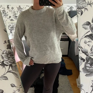 Varm stickad tröja  - Den enda defekter är att den har blivit lite konstig vid kragen kan skicka bild vid intresse 