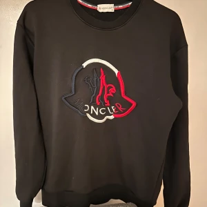 Moncler sweatshirt - Säljer den för den blivit för liten, den ör storlek M men den är som S