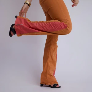 Low Waits remake jeans  - Skit coola utsydda oranga jeans 🔥🔥  Midjemåttet är ca 40 cm och innerbenslängden ca 84 cm