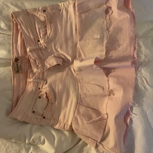 Volang jeanskjol - Omsydd volang jeans kjol. Fint skick bara använt några gånger! 💕