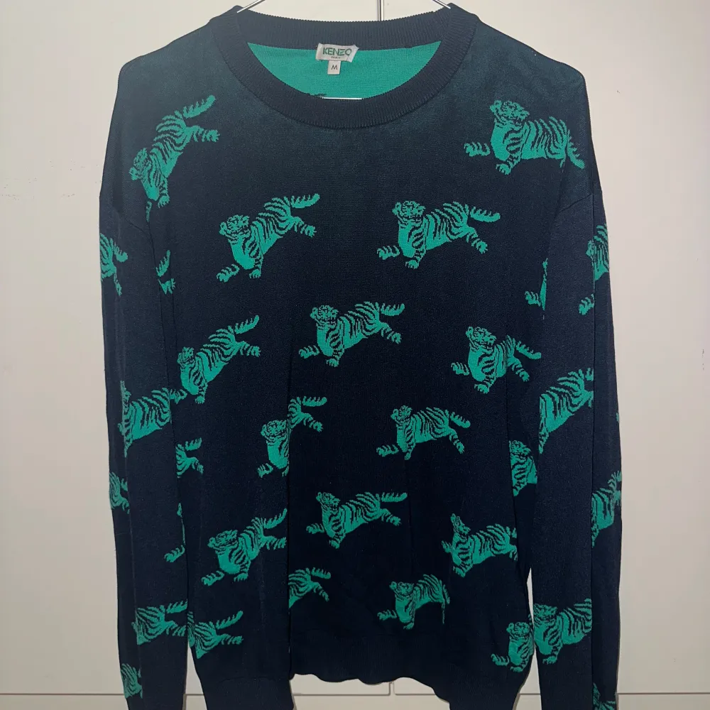 Kenzo crewneck men ser ej ut som de vanliga kenzo tröjorna med trycket i mitten!  Köpt på herrtrender i NK. Tröjor & Koftor.