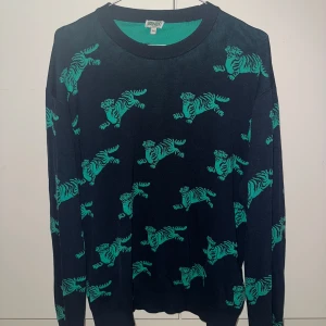 Kenzo Crewneck - Kenzo crewneck men ser ej ut som de vanliga kenzo tröjorna med trycket i mitten!  Köpt på herrtrender i NK