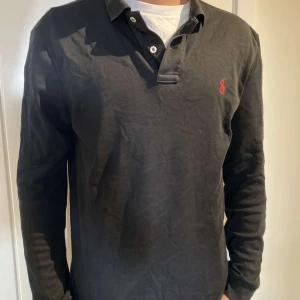 Polo Ralph lauren långärmadpike/rugbytröja - Tja säljer min rugby tröja från polo Ralph lauren i storlek M . Modellen är 178 och väger 60 kg. Hör av er vid frågor eller funderingar
