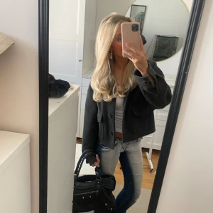 Grön kappa❤️ - Säljer denna mörk gröna kappan perfekt till hösten! Köpt i Köpenhamn för några månader sedan. (Den är nopprig i tyget) se sista bilden!  