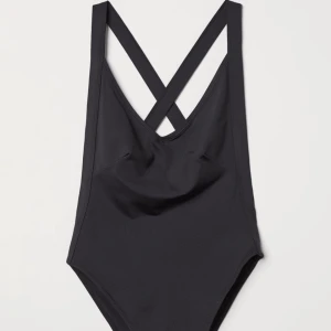 Baddräkt  - Baddräkt från H&M i storlek 36. Den är helt ny, plomberad med prislapp kvar. Köpt för 249kr, helt slutsåld. Banden korsar där bak och baddräkten har en hög benskärning. 