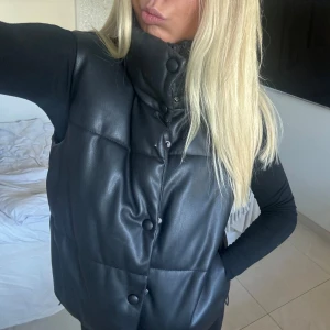 Väst  - Säljer min väst från zara, eftersom den inte kommer till användning🤎 köpt för 700kr