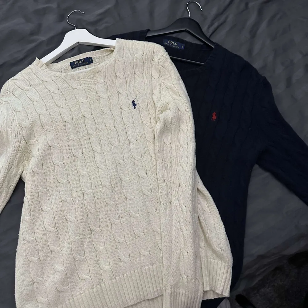 2st kabelstickade tröjor från Ralph Lauren | Skick = 9/10 inga defekter | Pris = 499kr/st | Strolek = S fits M | Tveka inte på att höra av dig vid frågor eller funderingar🙌. Stickat.