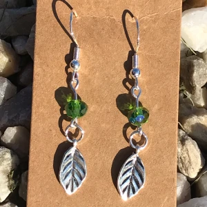 Örhängen  - Vackra örhängen av gröna glaspärlor och silverlöv🍃