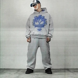 Bales Collective Digi Mascot - Säljer då setter ej kommer till användning. Köpte för 2732 + tull och frakt avgift på 1050kr! Byxorna är nu slutsålda.  Settet tillsammans: 3000kr!  Separat: hoodie(stlrk XS) 1600 och byxorna (strlk S) 1600kr Kläderna är baggy, skriv för bilder!