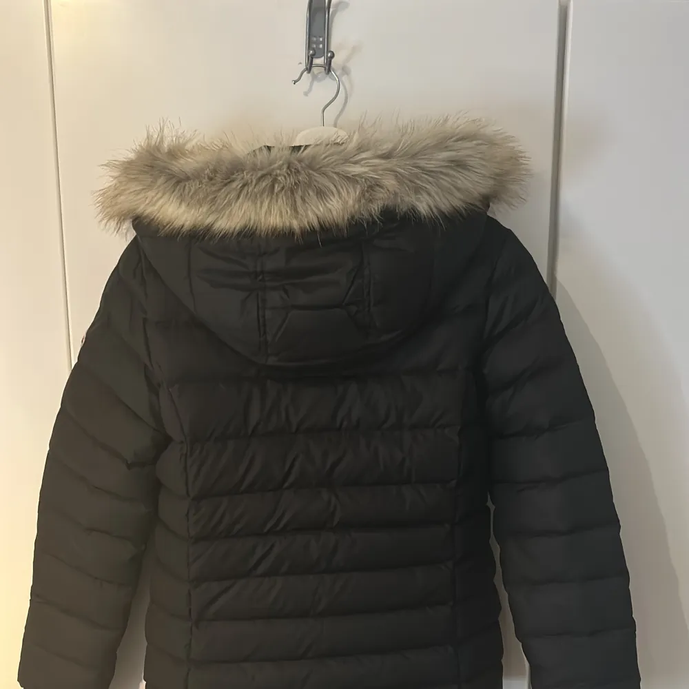 Tommy hilfiger pälsjacka,köpt för 1500. Jackor.