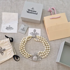 Pärlhalsband från Vivienne Westwood - Three row pearl relief från Vivienne Westwood! Köpt från Zalando för 5495 kr, säljer då jag behöver pengarna. I nyskick och kommer med originalförpackning och dammpåse. Pris är diskuterbart. Mer info i DM!