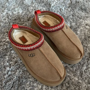 Ugg Tazz 38 - Säljer mina Ugg Tazz i färgen chestnut storlek 38, endast använda 2 gånger. De är impregnerade. Jag har slängt skokartongen till så den kommer inte med