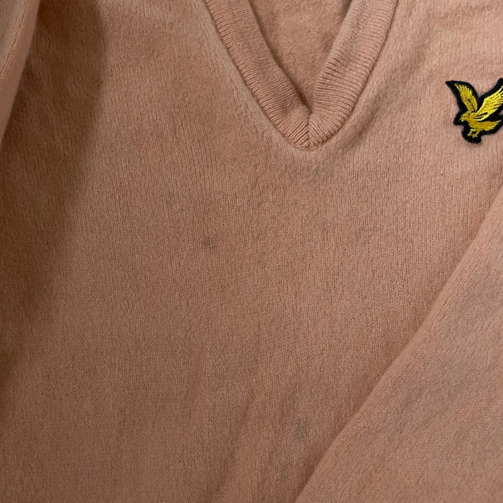 Säljer en superfin beige rosa tröja från Lyle & Scott. Den har en snygg v-ringning och deras klassiska logga på bröstet. Perfekt för både höst och vår! Tröjan är i ok och är riktigt skön att ha på sig. Lite fläckig. Tröjor & Koftor.