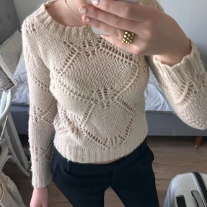 Stickad tröja  - Stickad tröja perfekt till hösten och vintern! Ullblandning av mohair och ull❣️