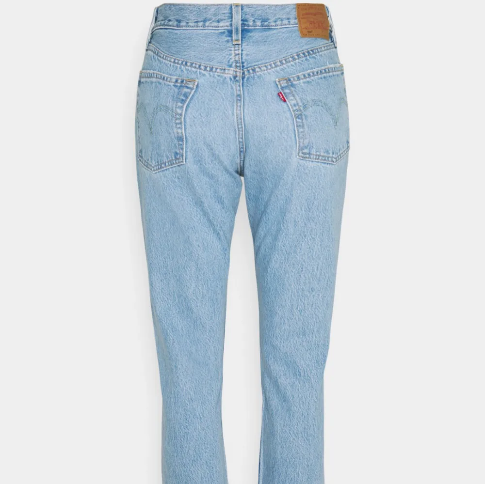 🩵 Säljer ett par ljus blå Levi’s 501 Jeans, skulle säga mid waist, i storlek W26 L30. Nypris 1 249kr. De är i bra skick men ett litet hål på vänstra framsida ben, men det passar jeansen och ser ut som att det ska vara så!😍Syns knappt något!!  . Jeans & Byxor.