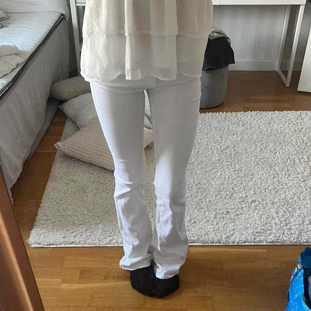 Vita jeans med hög midja, stretchiga, inga fel ❣️. Jeans & Byxor.