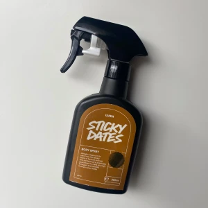 Lush Sticky Dates body spray - Slutsålf på Lush! Ungefär 190 ml kvar av denna, luktar brunsockrigt karamelligt perfekt för hösten🍁🥮