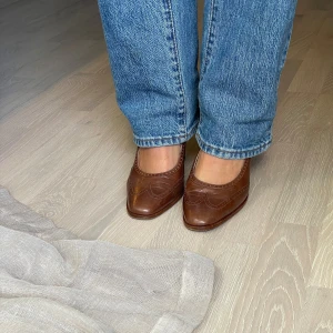 Bruna klackskor från Vergelio - Bruna klackskor i läder från det italienska märket Vergelio. Vintage och snygga till jeans! Klackhöjd cirka 8 cm. Sköna och lätta att gå i❣️