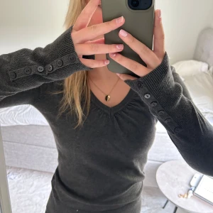 Snygg tunnstickad  - Säljer denna snygga tunnstickade tröja från märket stockholm i braa skick🤗