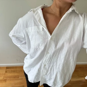 Vit skjorta  - Vit skjorta från H&M, sitter lite oversized