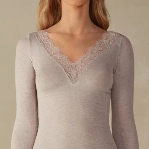 intimmisimi tröja! - hej, säljer min beiga intimmisimi tröja med spets då jag råka köpa en förstor storlek och gick ej o lämna tillbaka! den är i bra skick💞 nypris 500!